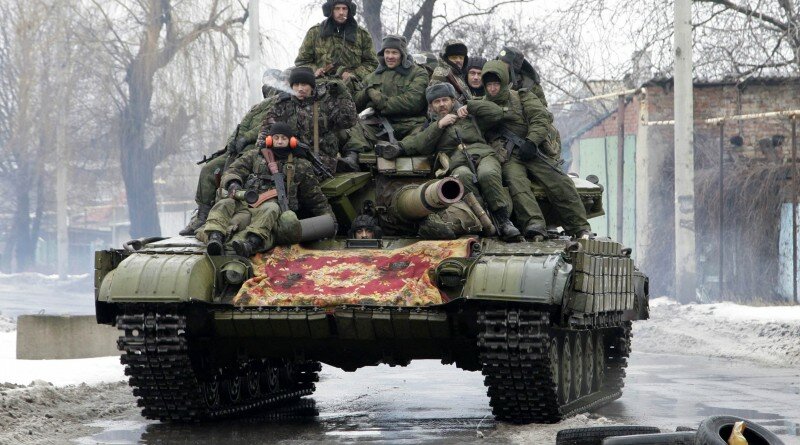 Members of the armed forces of the separatist self-proclaimed Donetsk People's Republic drive a tank on the outskirts of Donetsk January 22, 2015. REUTERS/Alexander Ermochenko (UKRAINE - Tags: CIVIL UNREST CONFLICT POLITICS MILITARY TPX IMAGES OF THE DAY)