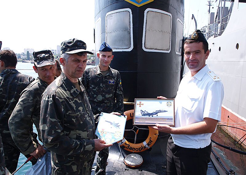 Льотчики бригади тактичної авіації відвідали підводний човен ВМС України “Запоріжжя” (ФОТО)